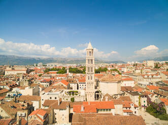 Luftaufnahme der Kirche der Heiligen Eufemia und des Diokletianpalastes in Split, Kroatien. - AAEF03912