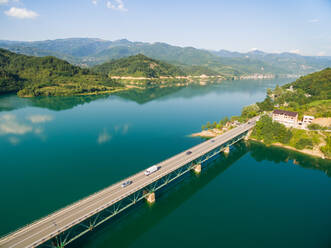 Die Brücke über den Jablanicko-See in Bosnien und Herzegowina. - AAEF03927