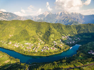 Luftaufnahme von Hügeln und Häusern neben dem Fluss Neretva in Bosnien und Herzegowina. - AAEF03928