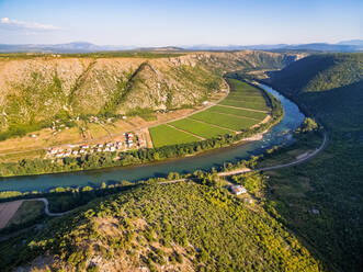 Luftaufnahme von Hügeln und Weinbergen neben dem Fluss Neretva in Bosnien und Herzegowina. - AAEF03942