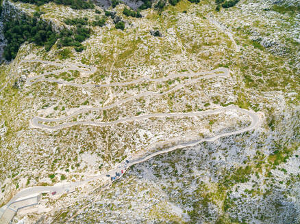 Luftaufnahme der kurvenreichen Straße zum Gipfel des St. Jure im Biokovo-Gebirge, Kroatien. - AAEF03943