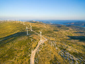 Luftaufnahme der Windmühlenfarm Jelinak, Kroatien. - AAEF03963