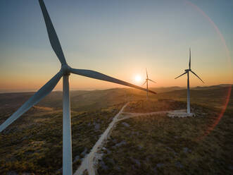 Luftaufnahme der Windmühlenfarm Jelinak bei Sonnenuntergang, Kroatien. - AAEF03966