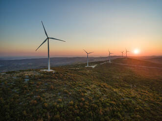 Luftaufnahme der Windmühlenfarm Jelinak bei Sonnenuntergang, Kroatien. - AAEF03967