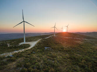 Luftaufnahme der Windmühlenfarm Jelinak bei Sonnenuntergang, Kroatien. - AAEF03968