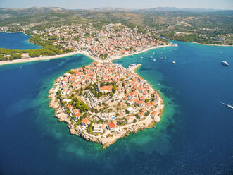 Luftaufnahme von Primosten, einem beliebten kroatischen Sommerreiseziel. - AAEF03970