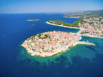 Luftaufnahme von Primosten, einem beliebten kroatischen Sommerreiseziel. - AAEF03974