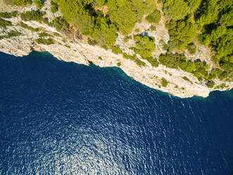 Luftaufnahme von Klippe und Meer im Telascica-Nationalpark in Kroatien - AAEF03990