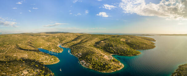 Panoramablick aus der Luft auf die Küstenlinie bei Bobovisce auf der Insel Brac, Kroatien. - AAEF04004