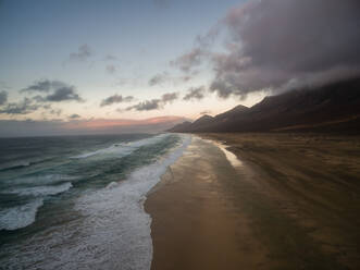 Luftaufnahme des Strandes von Cofete im Nationalpark von Jandía auf Fuerteventura, Kanarische Inseln. - AAEF04021