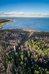 Luftaufnahme des Leuchtturms Norrby alumine tuletorn im Wald an der Küste der Insel Vormsi, Estland. - AAEF04025