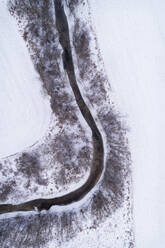 Luftaufnahme des von Schnee umgebenen Flusses Vaana Jogi im Winter in Estland. - AAEF04031