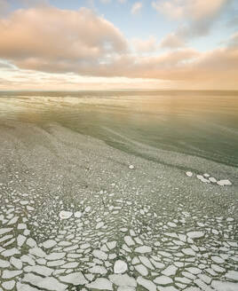 Luftaufnahme von Eisbrocken, die auf der Ostsee in Estland treiben. - AAEF04049