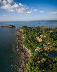 Luftaufnahme der modernen Villen an der Küste der Insel Koh Lanta, Thailand. - AAEF04050