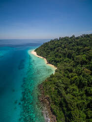 Luftaufnahme der wunderschönen Bucht der Insel Koh Rok Yai Beach in Thailand. - AAEF04051
