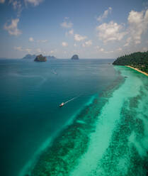 Luftaufnahme eines Bootes auf dem paradiesischen Meer im Chao Mai National Park in Thailand. - AAEF04054