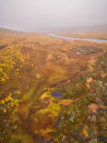 Luftaufnahme einer wunderschönen abstrakten Landschaft im Naturschutzgebiet Käsivarsi Wilderness Area in Finnland., lizenzfreies Stockfoto