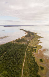 Luftaufnahme der grünen Küstenlinie von Vormsi bei bewölktem Wetter in Estland - AAEF04068