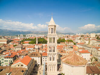 Luftaufnahme der Kirche der Heiligen Eufemia und des Diokletianpalastes in Split, Kroatien. - AAEF04074