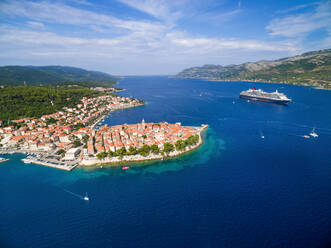 Luftaufnahme eines großen Kreuzfahrtschiffs, das vor der Insel Korcula, Kroatien, vor Anker liegt. - AAEF04075