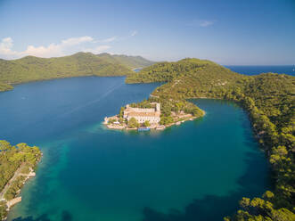 Luftaufnahme des Klosters der Heiligen Maria auf der Insel Mljet, Kroatien. - AAEF04082