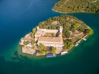 Luftaufnahme des Klosters der Heiligen Maria auf der Insel Mljet, Kroatien. - AAEF04083