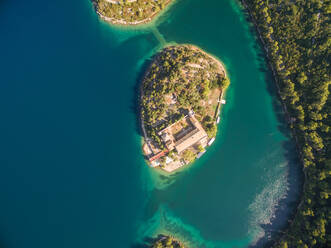 Luftaufnahme des Klosters der Heiligen Maria auf der Insel Mljet, Kroatien. - AAEF04086