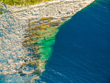 Luftaufnahme des Felsenpools im Nationalpark Telascica und in Kroatien - AAEF04095