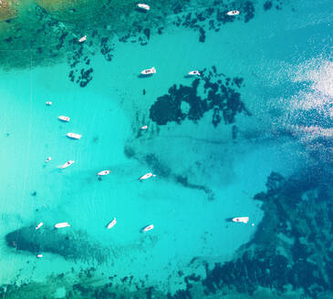 Luftaufnahme von Segelbooten und Yachten in der Bucht von Sakarun auf der Insel Dugi Otok in Kroatien - AAEF04110