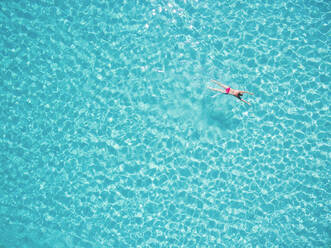Schöne Frau schwimmt in transparentem Meer - AAEF04128