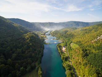 Luftaufnahme des Flusses Una, umgeben von Wald und Hügeln, Bosnien und Herzegowina. - AAEF04161