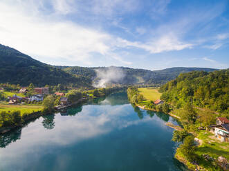 Luftaufnahme des Flusses Una, umgeben von Wald und Hügeln, Bosnien und Herzegowina. - AAEF04168