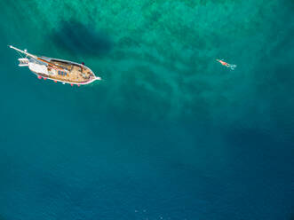 Luftaufnahme einer Yacht im adriatischen Meer vor der Küste Kroatiens. - AAEF04202