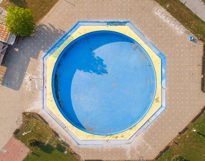 Abstrakte Luftaufnahme eines leeren Beckens in einem verlassenen Schwimmbad in einem Wasserpark. - AAEF04222