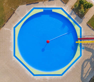 Abstrakte Luftaufnahme eines Schwimmbeckens in einem verlassenen Wasserpark. - AAEF04224