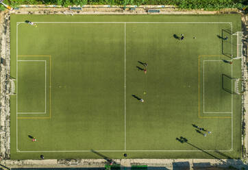 Luftaufnahme eines Fußballtrainings auf einem Kunstrasenplatz an einem Sommertag. - AAEF04236