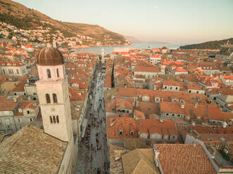 Luftaufnahme der Altstadt von Dubrovnik (Kroatien) über der Straße Stradun, einer beliebten Touristenattraktion an der Adria. - AAEF04246