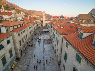 Luftaufnahme der Altstadt von Dubrovnik (Kroatien) über der Straße Stradun, einer beliebten Touristenattraktion an der Adria. - AAEF04247