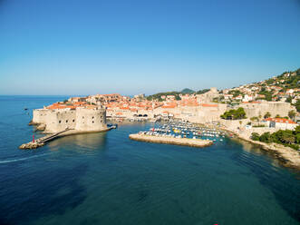Luftaufnahme der Altstadt von Dubrovnik (Kroatien) mit dem alten Hafen im Vordergrund. Dubrovnik ist eine beliebte Touristenattraktion an der Adria. - AAEF04248