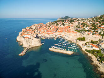 Luftaufnahme der Altstadt von Dubrovnik (Kroatien) mit dem alten Hafen im Vordergrund. Dubrovnik ist eine beliebte Touristenattraktion an der Adria. - AAEF04249