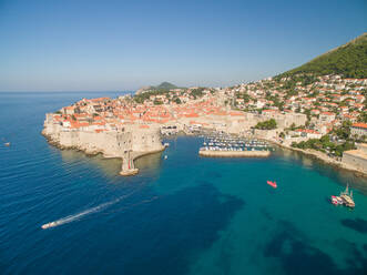 Luftaufnahme der Altstadt von Dubrovnik (Kroatien) mit dem alten Hafen im Vordergrund. Dubrovnik ist eine beliebte Touristenattraktion an der Adria. - AAEF04250
