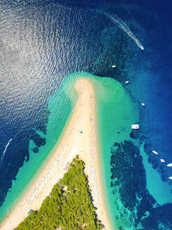 Luftaufnahme des Strandes Zlatni rat in Bol, Insel Brac, Kroatien - AAEF04259