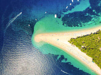 Luftaufnahme des Strandes Zlatni rat in Bol, Insel Brac, Kroatien - AAEF04260