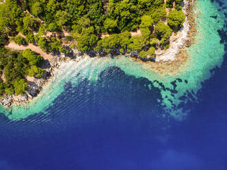 Luftaufnahme einer Bucht auf der Insel Lastovo in Kroatien. - AAEF04266