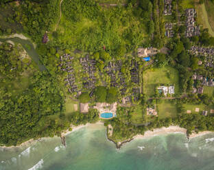 Luftaufnahme einer traditionellen Bungalowanlage auf der Insel Java, Indonesien. - AAEF04288