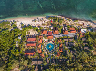 Luftaufnahme von oben einer Ferienanlage mit rundem Pool in Strandnähe, Indonesien. - AAEF04297