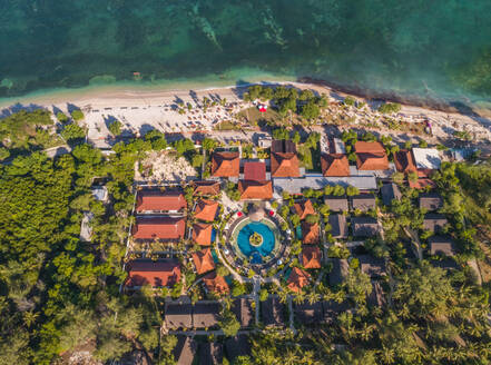 Luftaufnahme von oben einer Ferienanlage mit rundem Pool in Strandnähe, Indonesien. - AAEF04297