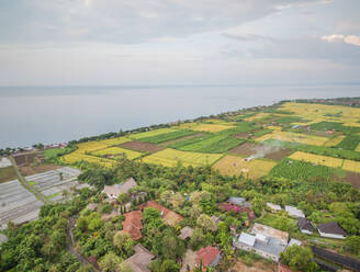 Luftaufnahme des Landwirtschafts- und Wohngebiets von Kecamatan Buleleng, Bali. - AAEF04314