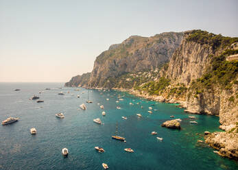 Luftaufnahme von Booten im Meer vor Capri, Golf von Neapel, im Sommer, Süditalien. - AAEF04354
