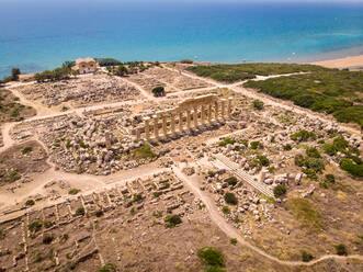 Luftaufnahme der griechischen Ruinen mit Blick auf das Meer an der archäologischen Stätte von Selinunte, Castelvetrano, Trapani, an der Küste von Sizilien, Italien - AAEF04362